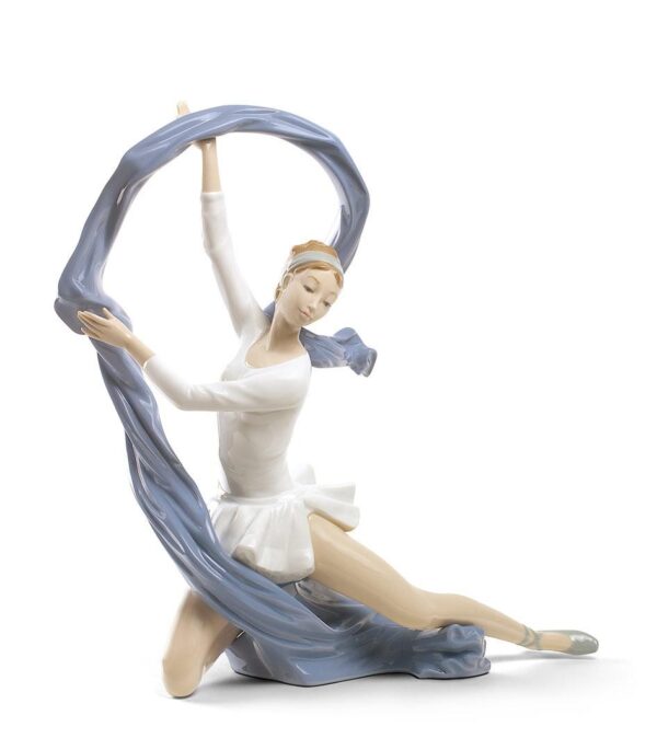 Фарфоровая статуэтка "Танцовщица с вуалью"