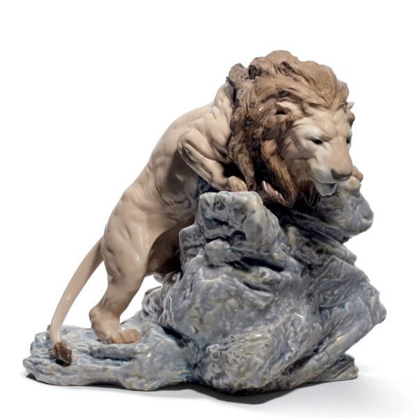 Фарфоровая статуэтка “Притаившийся лев” магазин Status в Ташкенте