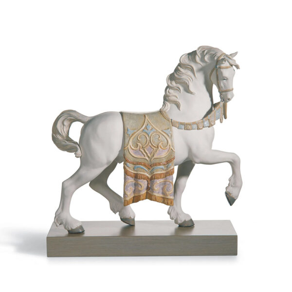 Фарфоровая статуэтка «Дворцовый конь» магазин Status в Ташкенте